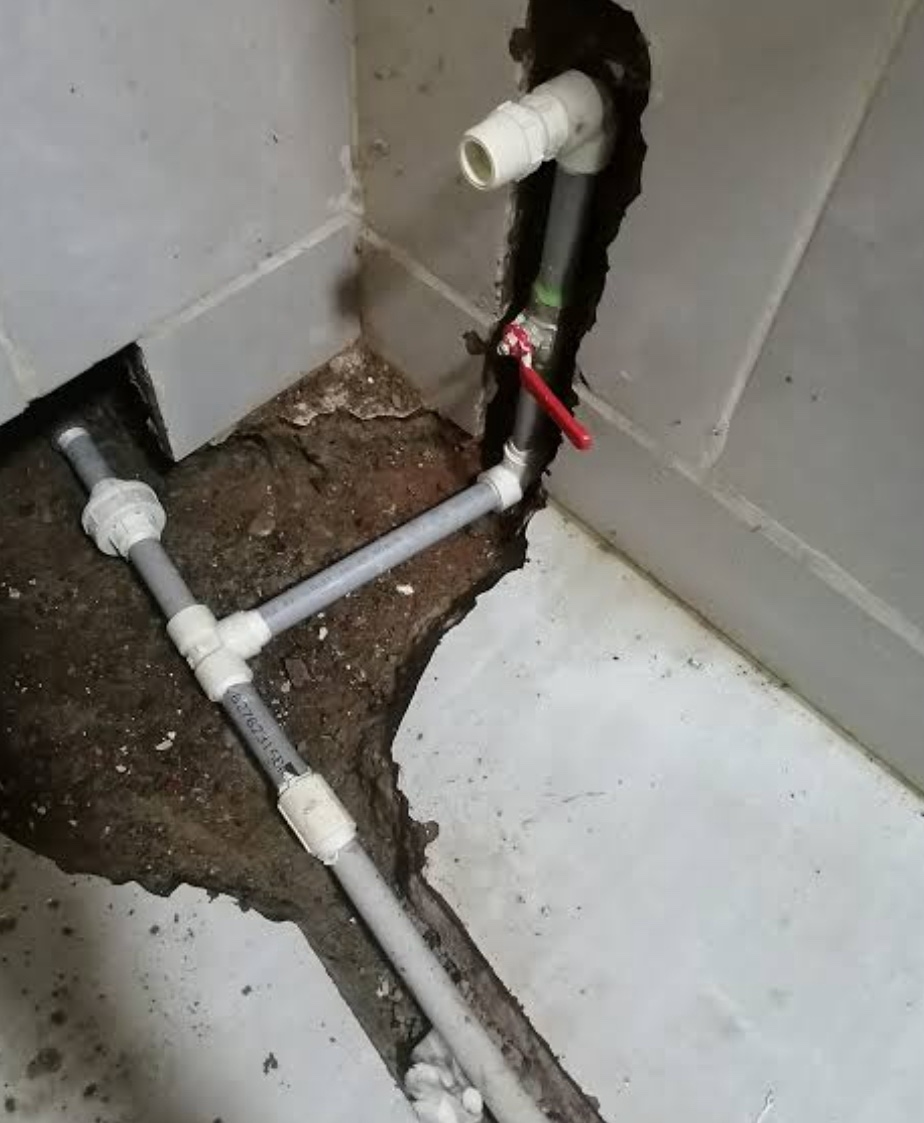 Reparación de plomería en área interior